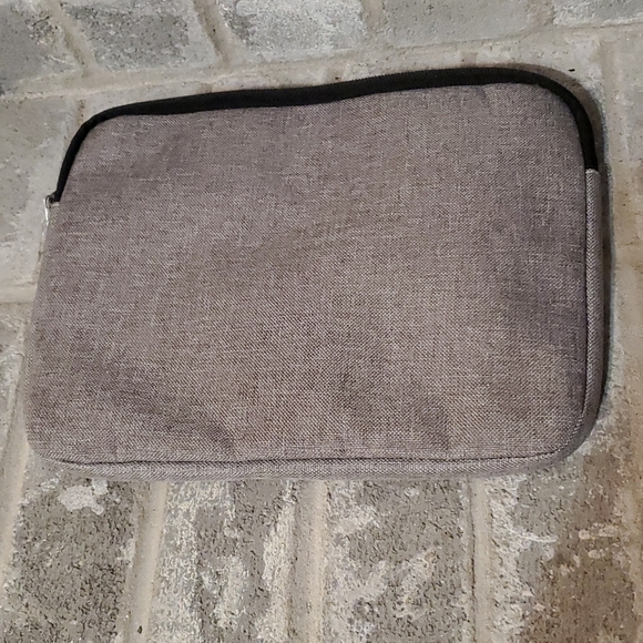 Brisk Empty Your Mind Tablet Case Gray Black - Picture 2 of 7